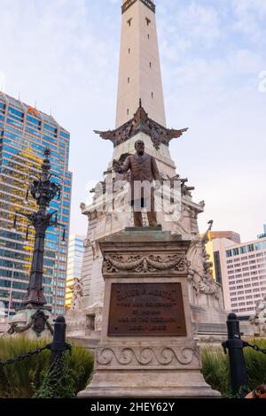 Indianapolis, Indiana, USA - 19. Oktober 2021: Die Statue von Oliver P Morton am Indiana State Soldiers and Sailors Monument Stockfoto