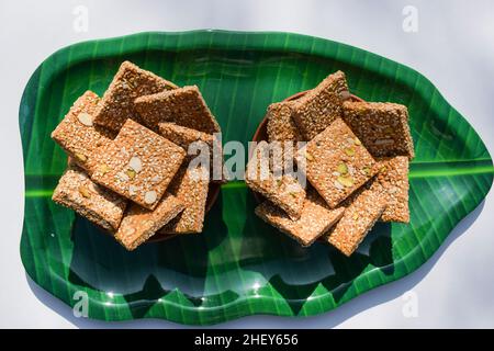 Badam Pista Gur Patti Gajak . Es besteht aus Zacken- und Sesamplatten mit Mandeln und Pistachhio Stockfoto