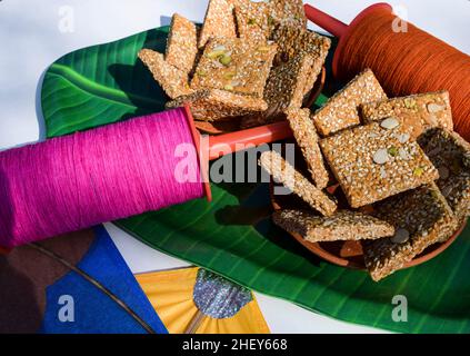 Badam Pista Gur Patti Gajak . Es besteht aus Zacken- und Sesamplatten mit Mandeln und Pistachhio Stockfoto