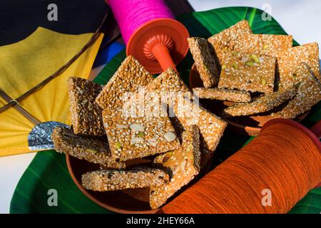 Badam Pista Gur Patti Gajak . Es besteht aus Zacken- und Sesamplatten mit Mandeln und Pistachhio Stockfoto