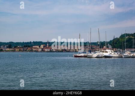 Blick auf Arona über den Lago Maggiore. Stockfoto