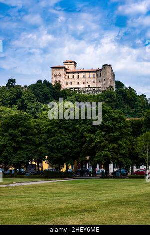 Die Burg Borromeo, eine im frühen Mittelalter gegründete Burg, liegt auf einem Felsen mitten in Angera am Lago Maggiore. Stockfoto