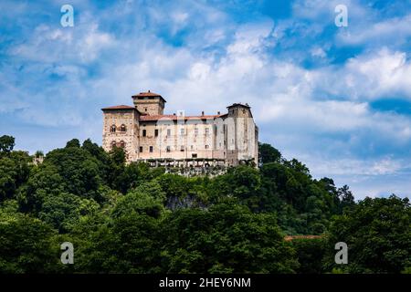 Die Burg Borromeo, eine im frühen Mittelalter gegründete Burg, liegt auf einem Felsen mitten in Angera am Lago Maggiore. Stockfoto