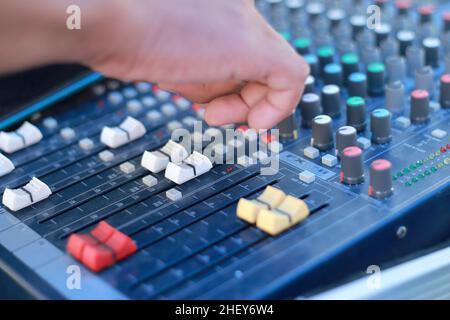 Anpassen, Ansagen, Audio, Hintergrund, Platine, Taste, Kanal, Konzert, Konsole, Steuerung, Kontrollraum, Steuerung, elektrisch, Strom, Elektro Stockfoto
