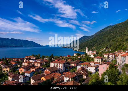 Panoramablick auf die Dächer von Cannero, den Lago Maggiore und die umliegenden Berge. Stockfoto