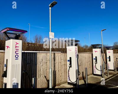 IONITY ultraschnelle EV-Ladestation bei Peterborough Services. 350kW Schnellladestelle für Elektroautos. Stockfoto