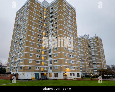 London. GROSSBRITANNIEN: 12.18.2021. Ein typischer alter sozialer Wohnungsbau Hochhäuser mit Wohnungen in der Hauptstadt. Stockfoto