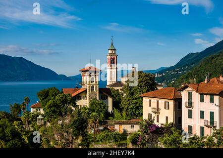 Blick auf die Kirche Chiesa Parrocchiale di San Giorgio, den Lago Maggiore und die umliegenden Berge. Stockfoto