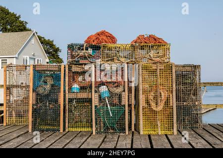 Hummerkäfig an einem Pier in einem Fischerhafen im Bundesstaat Maine in Neuengland Stockfoto