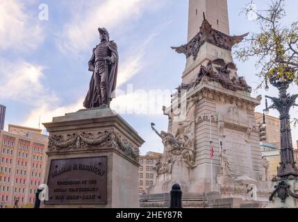 Indianapolis, Indiana, USA - 19. Oktober 2021: Die Statue von William H. Harrison am Indiana State Soldiers and Sailors Monument Stockfoto