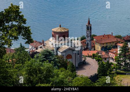 Luftaufnahme der Kirchen Chiesa Sant’Ambrogio und Chiesa Santi Filippo e Giacomo, am Lago Maggiore gelegen. Stockfoto