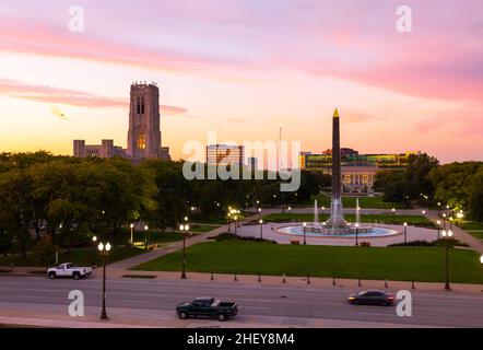 Indianapolis, Indiana, USA - 19. Oktober 2021: Der Obelisk Square, die American Legion Mall, die Scottish Rite Cathedral und die öffentliche Bibliothek in Sunse Stockfoto