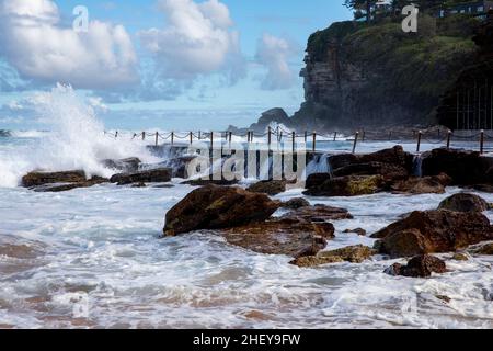 Sommer am Avalon Beach in Sydney stürzen riesige Wellen und Wellen in den Strand und den Beach Rock Swimming Pool, Australien Stockfoto