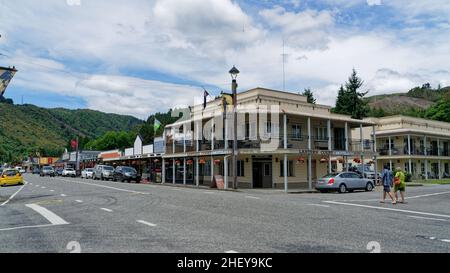 Reefton, Buller/Neuseeland - 30. Dezember 2021: Straßenbild von Reeftons Hauptstraße der Broadway blickt nach Osten in Richtung Springs Junction. Stockfoto