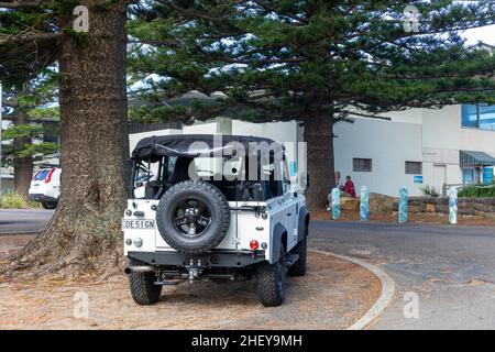 2 Türer 2015 Land Rover Defender I weiß mit einem weichen schwarzen Segeltuchdach, geparkt am Avalon Beach in Sydney, NSW, Australien Stockfoto