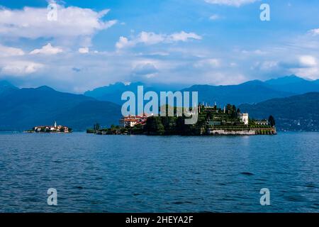 Blick auf die Insel Isola Bella und Isola Superiore über den Lago Maggiore, die umliegenden Berge in der Ferne. Stockfoto