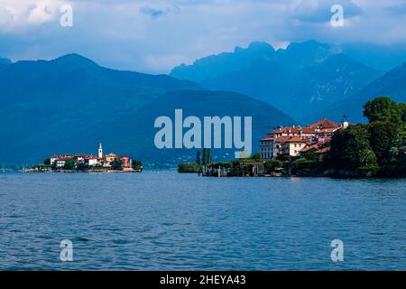 Blick auf die Insel Isola Bella und Isola Superiore über den Lago Maggiore, die umliegenden Berge in der Ferne. Stockfoto