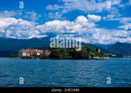 Blick auf die Insel Isola Bella und ihren italienischen Garten über den Lago Maggiore, in der Ferne die umliegenden Berge. Stockfoto