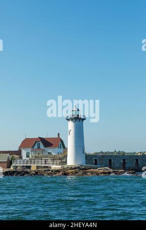 Blick auf den Leuchtturm von Portsmouth Harbour und die historische Stätte Fort Constitution State im Sommer, New Castle, New Hampshire, USA Stockfoto