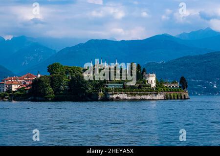 Blick auf die Insel Isola Bella und ihren italienischen Garten über den Lago Maggiore, in der Ferne die umliegenden Berge. Stockfoto