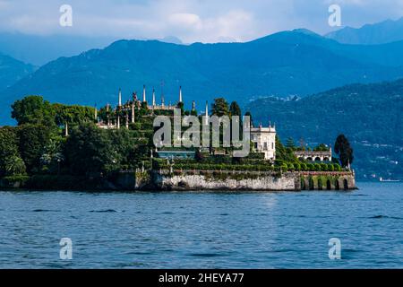 Blick auf den italienischen Garten der Insel Isola Bella über den Lago Maggiore, in der Ferne die umliegenden Berge. Stockfoto