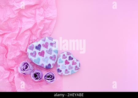 Valentinstag Hintergrund. Zwei Kästchen mit Herzen auf rosa Papier Hintergrund mit Platz für Ihren Text. Draufsicht Stockfoto