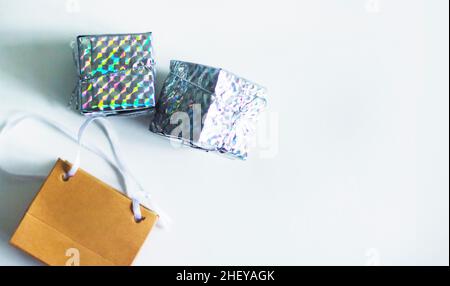 Geschenkboxen und Paket auf einem weißen Tisch. Bunte Geschenkbox. Stockfoto