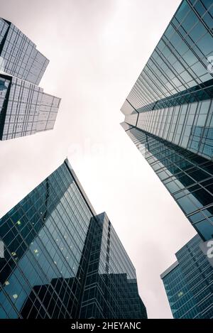 Modernes Bürogebäude, niedriger Standpunkt Stockfoto