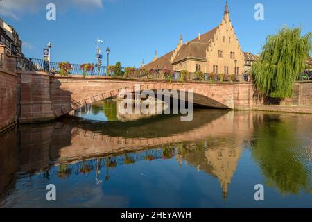 FRANKREICH, BAS-RHIN (67), STRASSBURG, DIE CORBEAU-BRÜCKE UND DAS ALTE ZOLLHAUS Stockfoto