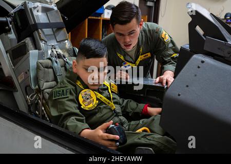 Luke Air Force Base, USA. 16th Dez 2021. Anthony Baby Yoda Ramos, Pilot eines Day-Teilnehmers, sitzt am 16. Dezember 2021 in einem F-16 Fighting Falcon Trainingscockpit auf der Luke Air Force Base, Arizona. Ramos erhielt eine Führung durch die Flugausrüstung der Operation Support Group 56th, um mehr über ihre Mission zu erfahren und zu erfahren, wie das AFE-Team den Pilotbetrieb unterstützt und unterhält sowie die Sicherheit der Piloten gewährleistet. Während seines Besuchs auf der Luke AFB besichtigten Ramos und seine Familie die 61st Fighter Squadron, die 56th Civil Engineer Squadron Fire Department und die Radaranflug-Kontrollanlage (RAPCON). (Foto von L Stockfoto