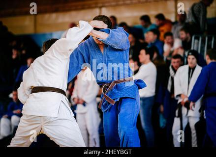 Männliche Judoisten ringen im Judo-Wettbewerb Stockfoto