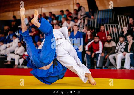 judo-Kämpfer wird im Judo-Wettbewerb für einen ippon geworfen Stockfoto