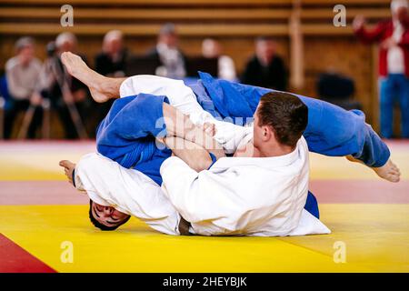 judo-Kämpfer ringen im Judo-Wettbewerb auf Tatami Stockfoto