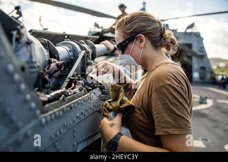 Kuba. 2nd Januar 2022. Die Mate 2nd Klasse Shana Martin von Aviation Machinist, die dem Sea Knights of Helicopter Sea Combat Squadron (HSC) 22, Ablösung 5, zugewiesen wurde, reinigt die Übertragung eines MH-60s Sea Hawk Hubschraubers auf dem Flugdeck des Freedom-Variant Littoral Combat Ship USS Milwaukee (LCS 5), 2. Januar 2022. Milwaukee wird in den Einsatzbereich der US-Flotte für 4th entsandt, um die Mission der Joint Interagency Task Force South zu unterstützen, die auch Einsätze zur Bekämpfung des illegalen Drogenhandels in der Karibik und im Ostpazifik umfasst. (Foto: Danielle Baker) (Bild: © U.S. Navy/ZUMA Press Wir Stockfoto