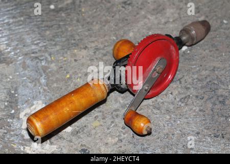 Die alte Handbohrmaschine aus Holz ist heute noch im Einsatz Stockfoto