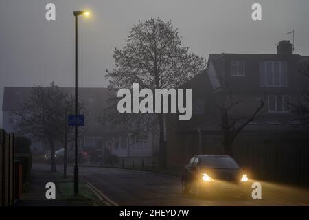 Merton, London, Großbritannien. 13. Januar 2022. Pendler, die in den Vororten im Südwesten Londons unterwegs sind, treffen am frühen Morgen vor Sonnenaufgang auf starken Nebel und Nebel. Quelle: Malcolm Park/Alamy Live News. Stockfoto