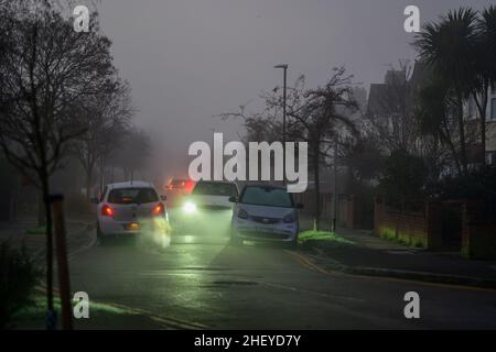 Merton, London, Großbritannien. 13. Januar 2022. Pendler, die in den Vororten im Südwesten Londons unterwegs sind, treffen am frühen Morgen vor Sonnenaufgang auf starken Nebel und Nebel. Quelle: Malcolm Park/Alamy Live News. Stockfoto