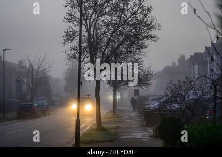 Merton, London, Großbritannien. 13. Januar 2022. Pendler, die in den Vororten im Südwesten Londons unterwegs sind, treffen am frühen Morgen vor Sonnenaufgang auf starken Nebel und Nebel. Quelle: Malcolm Park/Alamy Live News. Stockfoto