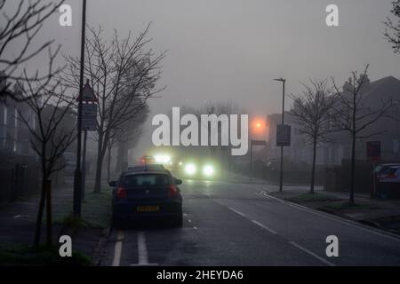 Merton, London, Großbritannien. 13. Januar 2022. Pendler, die in den Vororten im Südwesten Londons unterwegs sind, treffen am frühen Morgen vor Sonnenaufgang auf starken Nebel und Nebel. Quelle: Malcolm Park/Alamy Live News. Stockfoto