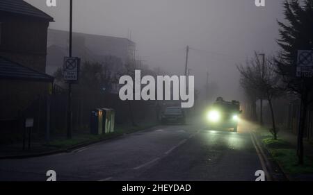 Merton, London, Großbritannien. 13. Januar 2022. Pendler, die in den Vororten im Südwesten Londons unterwegs sind, treffen am frühen Morgen vor Sonnenaufgang auf starken Nebel und Nebel. Quelle: Malcolm Park/Alamy Live News. Stockfoto