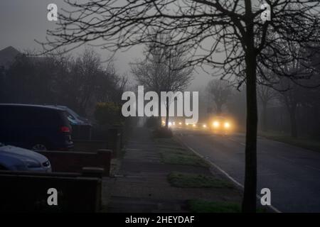 Merton, London, Großbritannien. 13. Januar 2022. Pendler, die in den Vororten im Südwesten Londons unterwegs sind, treffen am frühen Morgen vor Sonnenaufgang auf starken Nebel und Nebel. Quelle: Malcolm Park/Alamy Live News. Stockfoto