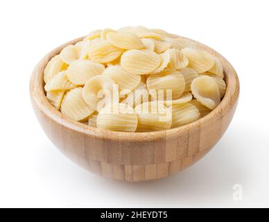 Ungekochte Orecchiette Pasta in Holzschale isoliert auf weißem Hintergrund mit Clipping-Pfad Stockfoto