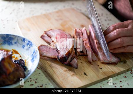 Ein Koch bereitet Füllungen für Char siu bao zu und würgt Char siu-Schweinefleisch Stockfoto