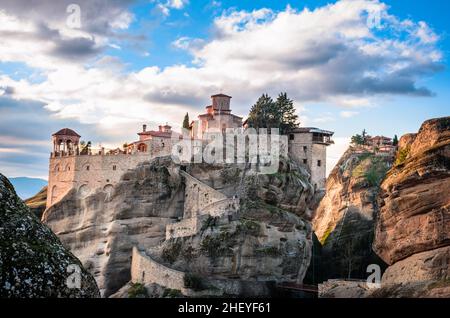 Meteora ist eines der beeindruckendsten Wahrzeichen Griechenlands und liegt auf der Nordseite Griechenlands in der Nähe von Trikala und Kalambaka. Stockfoto