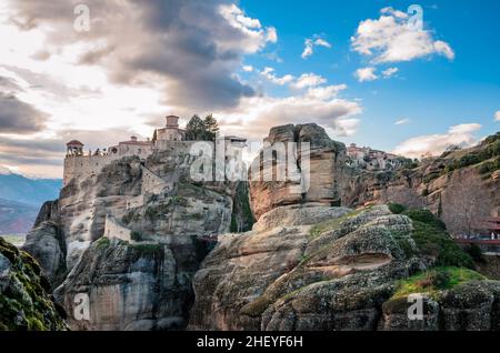 Meteora ist eines der beeindruckendsten Wahrzeichen Griechenlands und liegt auf der Nordseite Griechenlands in der Nähe von Trikala und Kalambaka. Stockfoto