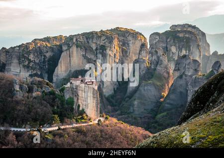 Meteora ist eines der beeindruckendsten Wahrzeichen Griechenlands und liegt auf der Nordseite Griechenlands in der Nähe von Trikala und Kalambaka. Stockfoto