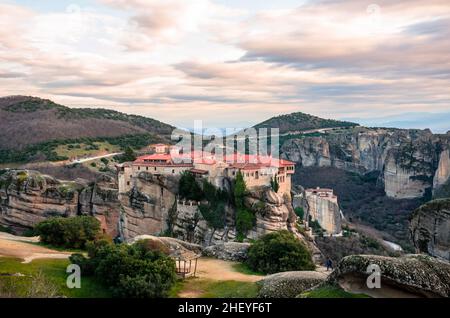 Meteora ist eines der beeindruckendsten Wahrzeichen Griechenlands und liegt auf der Nordseite Griechenlands in der Nähe von Trikala und Kalambaka. Stockfoto