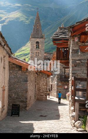 Hauptstraße im Dorf Bonneval-sur-Arc als eines der schönsten Dörfer Frankreichs, Vanoise Nationalpark, Haute-Maurienne, Savoie aufgeführt Stockfoto
