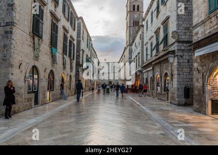 DUBROVNIK, KROATIEN - 31. MAI 2019: Massen von Touristen an der Stradun Straße in der Altstadt von Dubrovnik, Kroatien Stockfoto