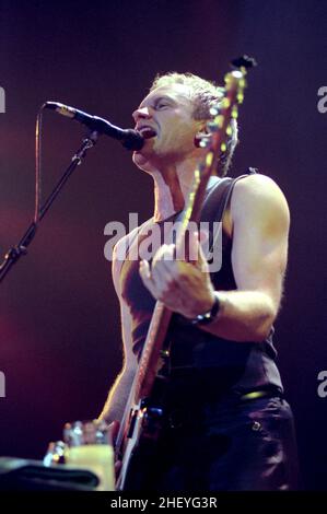 Mailand Italien ,2000-01-28, Live-Konzert von Sting im Forum von Assago: Sting, Bassist und Sänger während des Konzerts Stockfoto